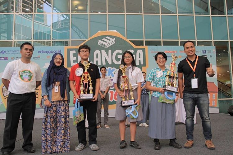 foto pemenang erlangga english speech contest 2016 untuk SMA MA SMK MAK